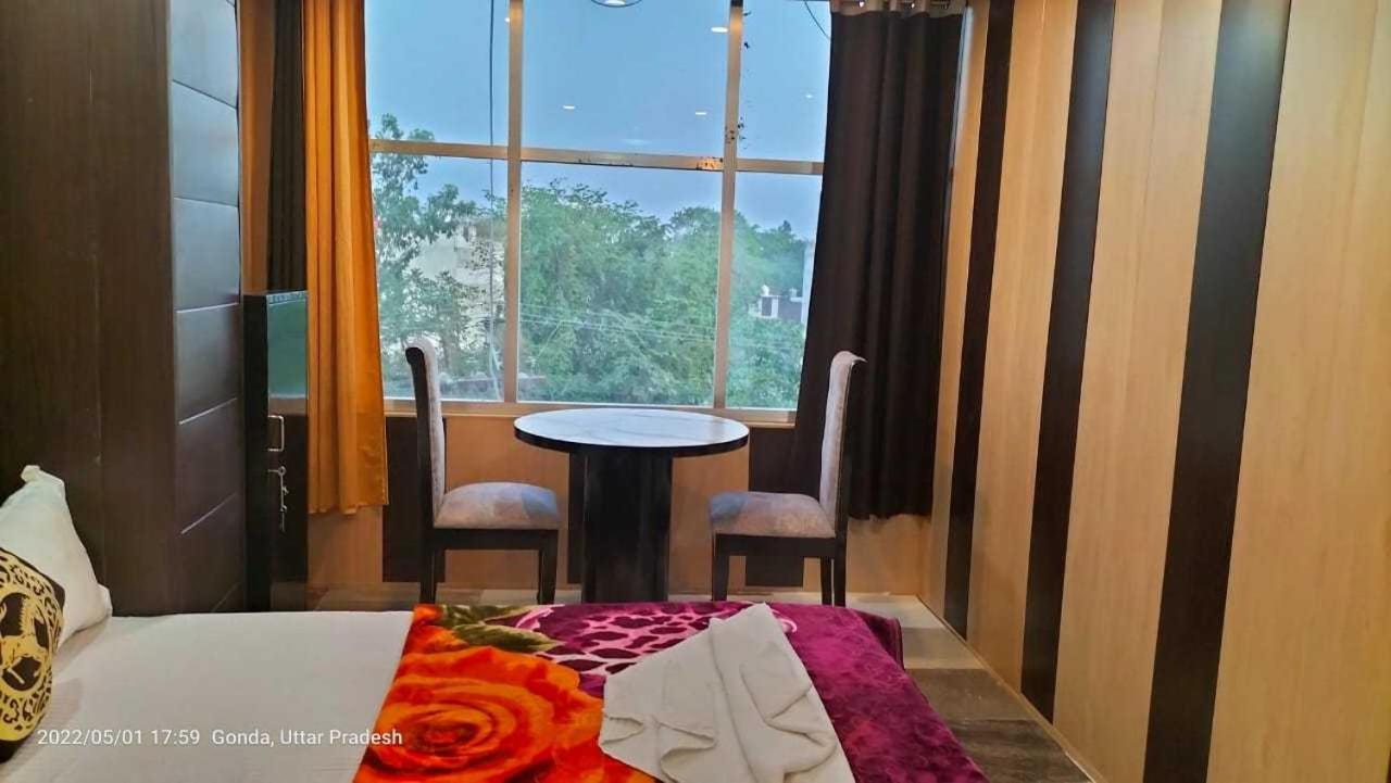 Oyo Mosaic Hotel And Restaurant Gonda Extérieur photo